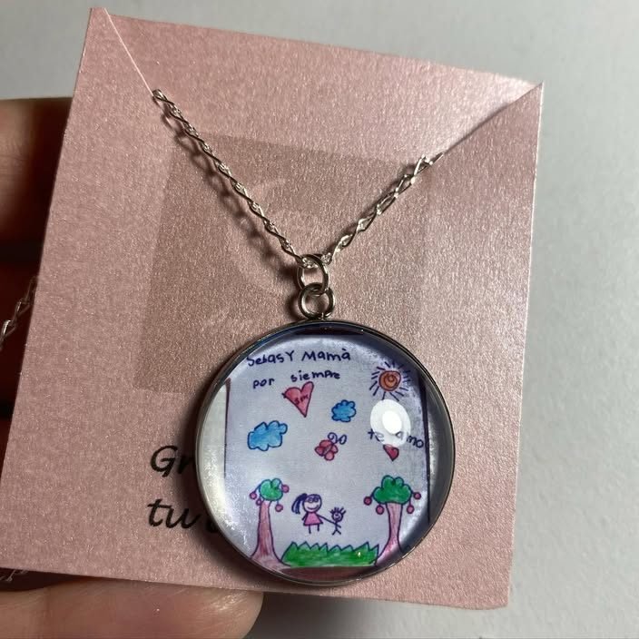 El collar del dibujo de Sebas, montado en su tarjeta rosa de regalo.